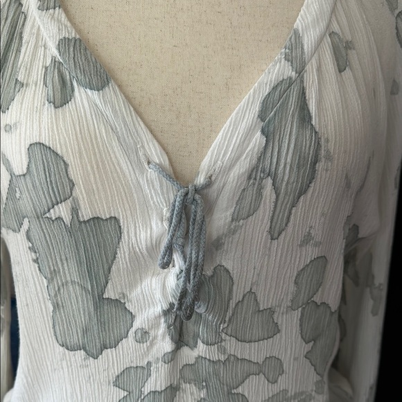 Gray and White Long Sleeve Tie Front Blouse - Picture 6 of 7